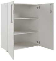 Weißer Aktenschrank mit zwei offenen Türen, drei Regalböden und seitlicher Perspektive