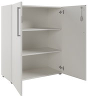 Weißer Aktenschrank mit zwei offenen Türen, drei Regalböden und seitlicher Perspektive