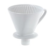 Weißer Kaffeefilter mit Stutzen und Griff, seitliche Perspektive