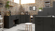 Moderne schwarze Kommoden und Schränke in einer stilvollen Küche mit Backsteinwand, aus der Perspektive einer Ecke des Raumes fotografiert.