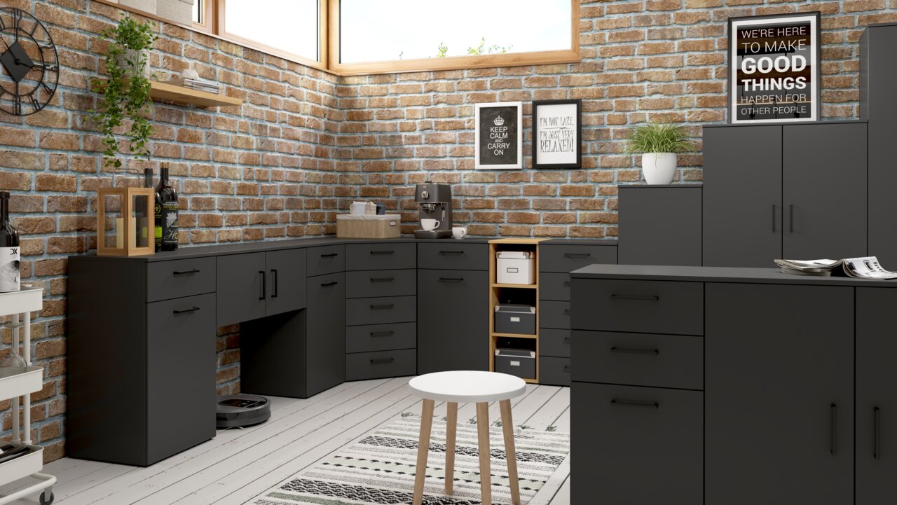 Moderne schwarze Kommoden und Schränke in einer stilvollen Küche mit Backsteinwand, aus der Perspektive einer Ecke des Raumes fotografiert.