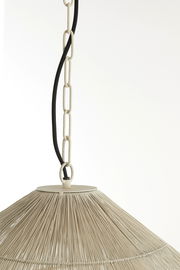 Hängeleuchte mit geflochtenem Schirm und Kettenaufhängung, seitliche Perspektive