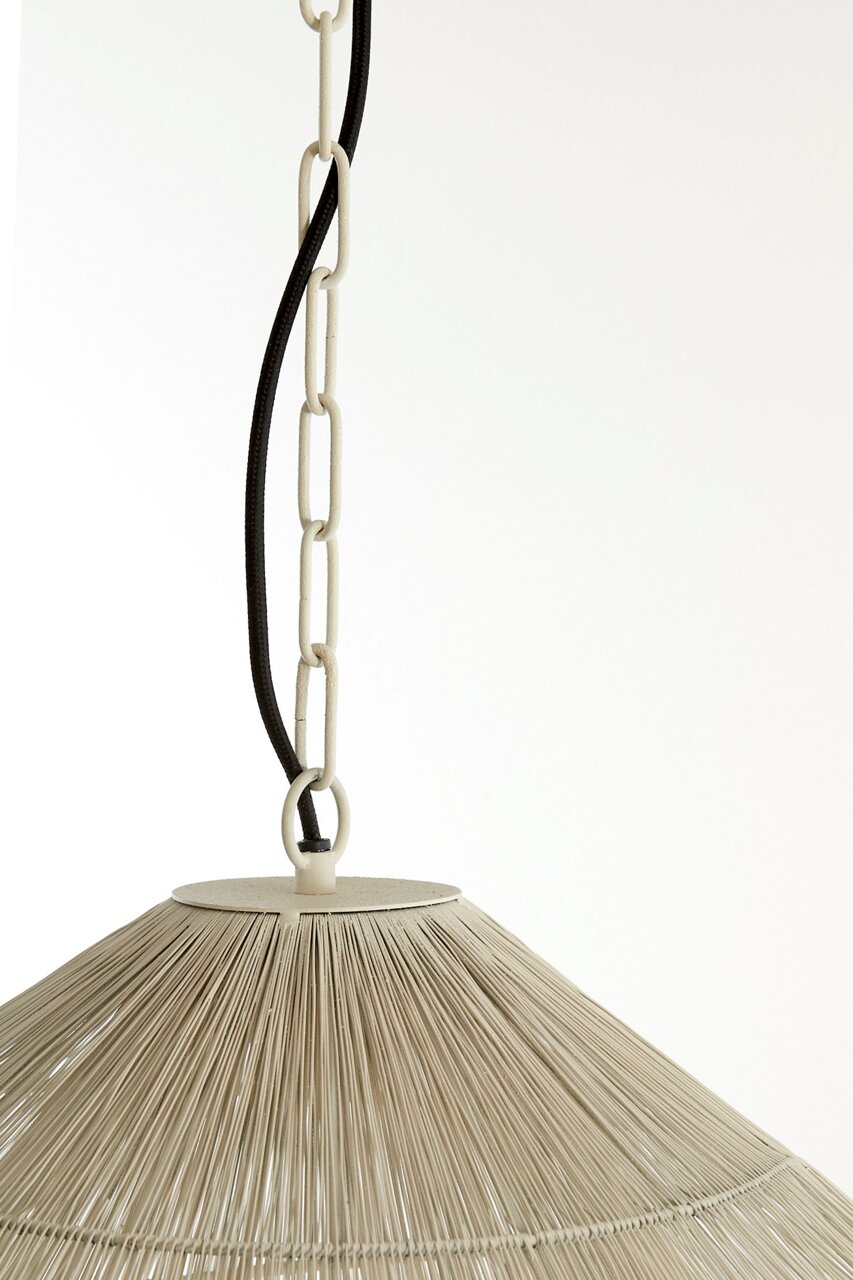 Hängeleuchte mit geflochtenem Schirm und Kettenaufhängung, seitliche Perspektive