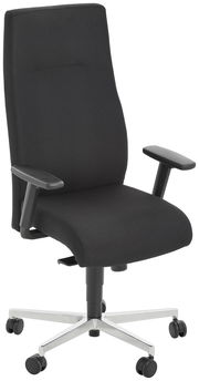 Schwarzer Chefsessel mit Armlehnen und Rollen, seitliche Perspektive