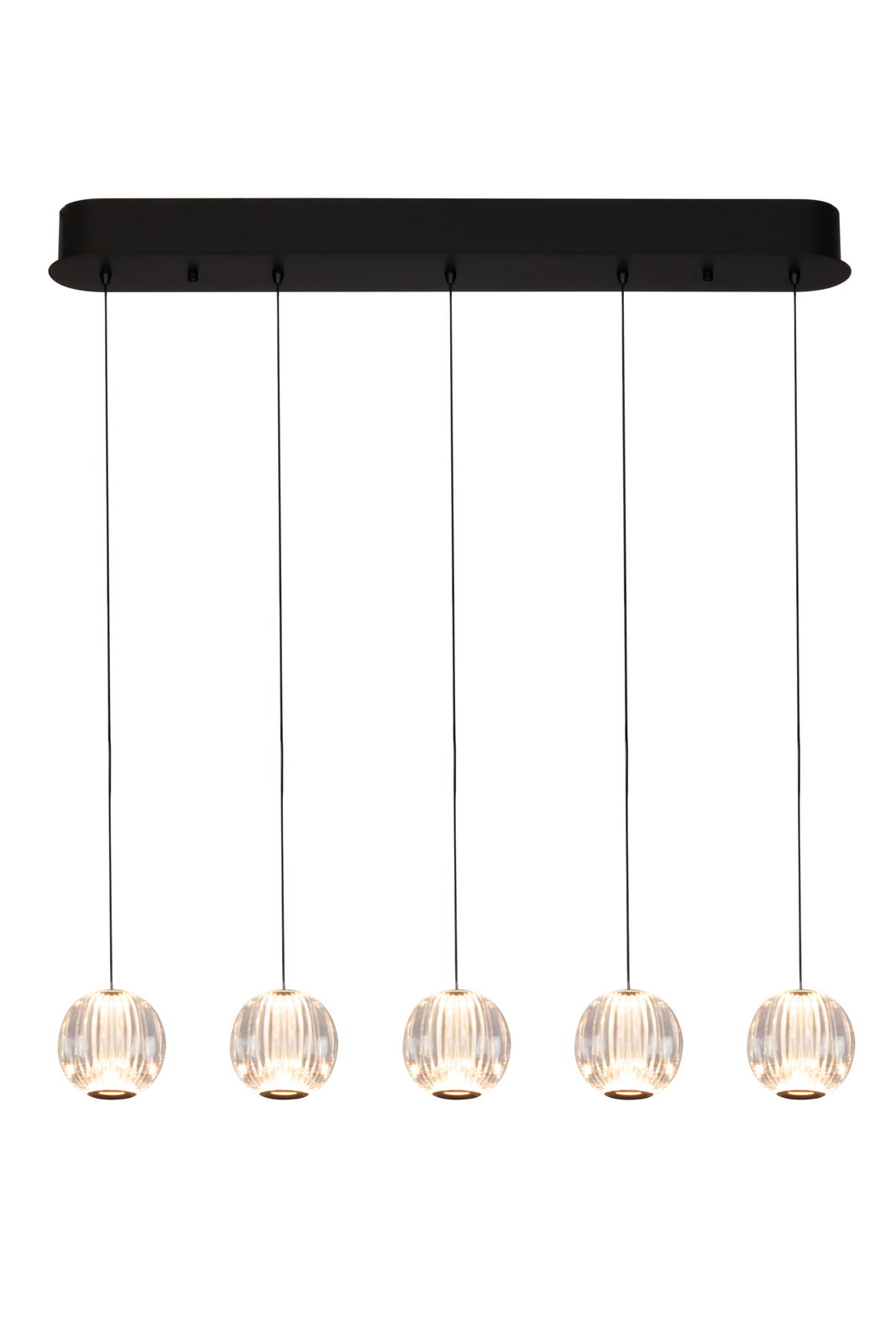 Moderne LED-Hängeleuchte mit fünf kugelförmigen, geriffelten Glasschirmen, von unten betrachtet.