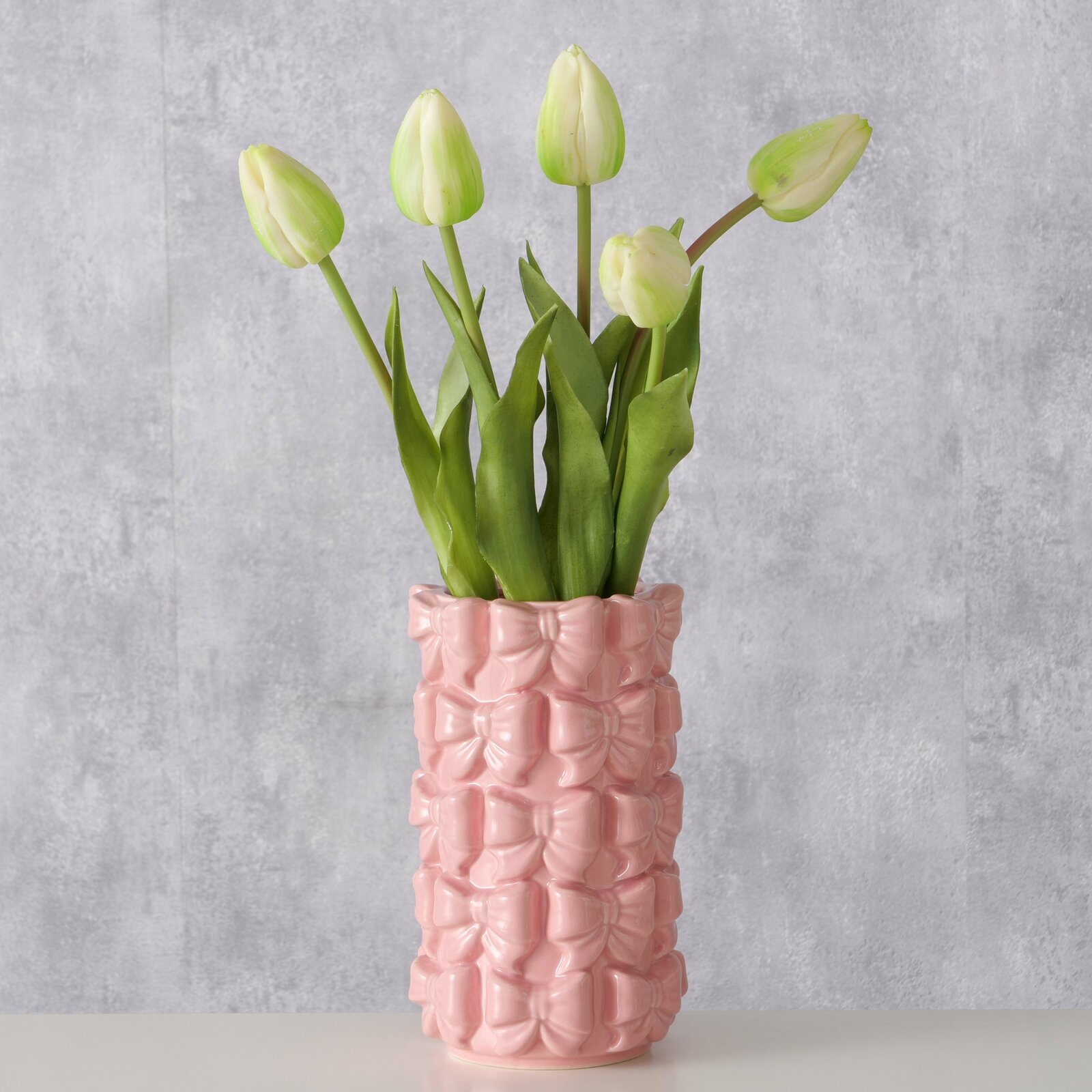 Boltze Vase LAZO Rosa Vase mit Schleifenmuster, gefüllt mit weißen und grünen Tulpen, seitliche Perspektive