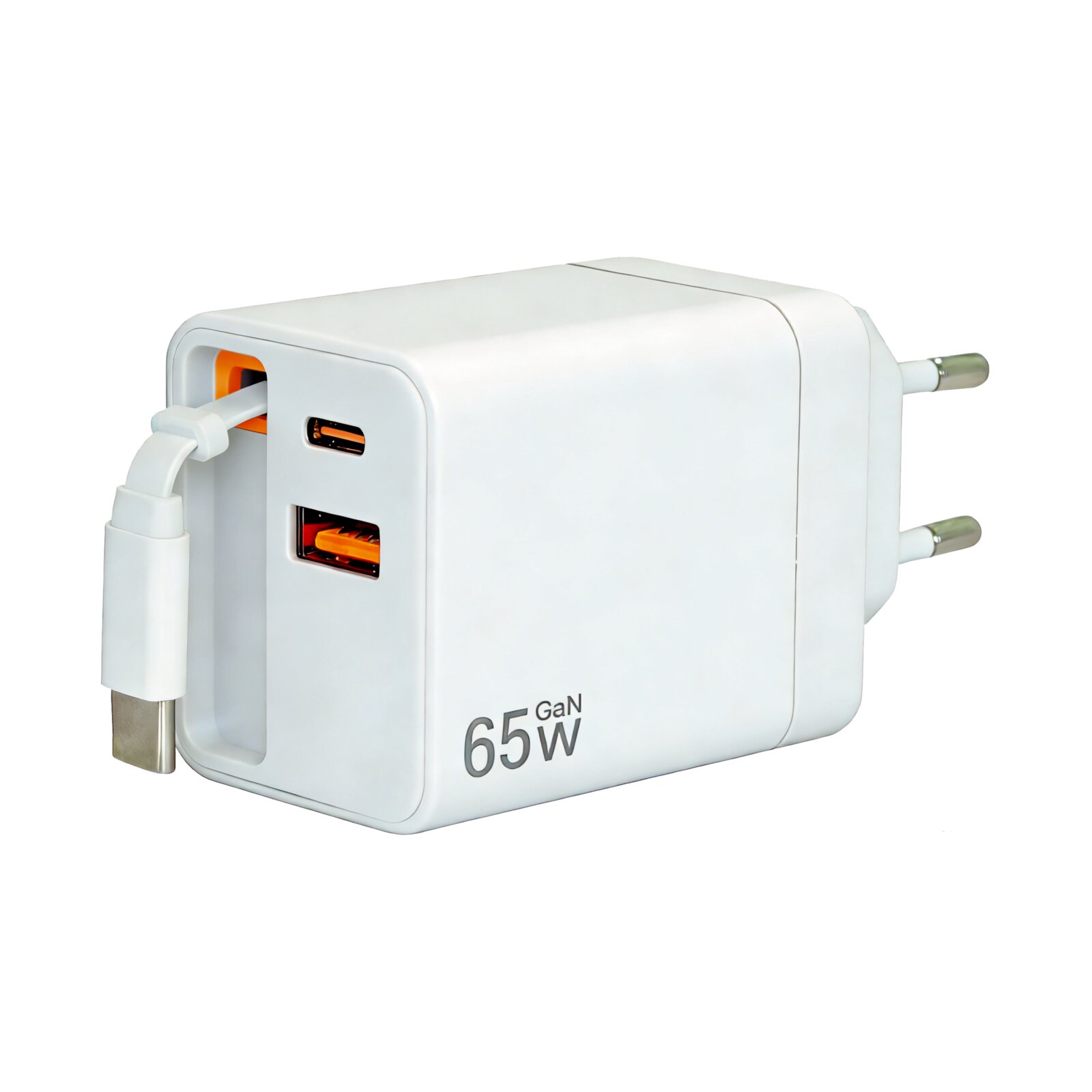 Weißes GaN-USB-Ladegerät mit 65 W, EU-Stecker und zwei USB-C- sowie einem USB-A-Anschluss, schräg von vorne links fotografiert