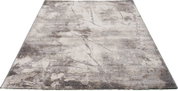 Rechteckiger Teppich in Beige- und Grautönen mit marmorierter Steinoptik und feinen Aderlinien, perspektivische Ansicht von schräg oben (3/4-Ansicht) auf weißem Hintergrund