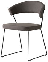 Moderner Stuhl mit gepolstertem Sitz und Rückenlehne in dunklem Leder, seitliche Perspektive