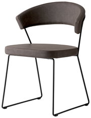 Moderner Stuhl mit gepolstertem Sitz und Rückenlehne in dunklem Leder, seitliche Perspektive