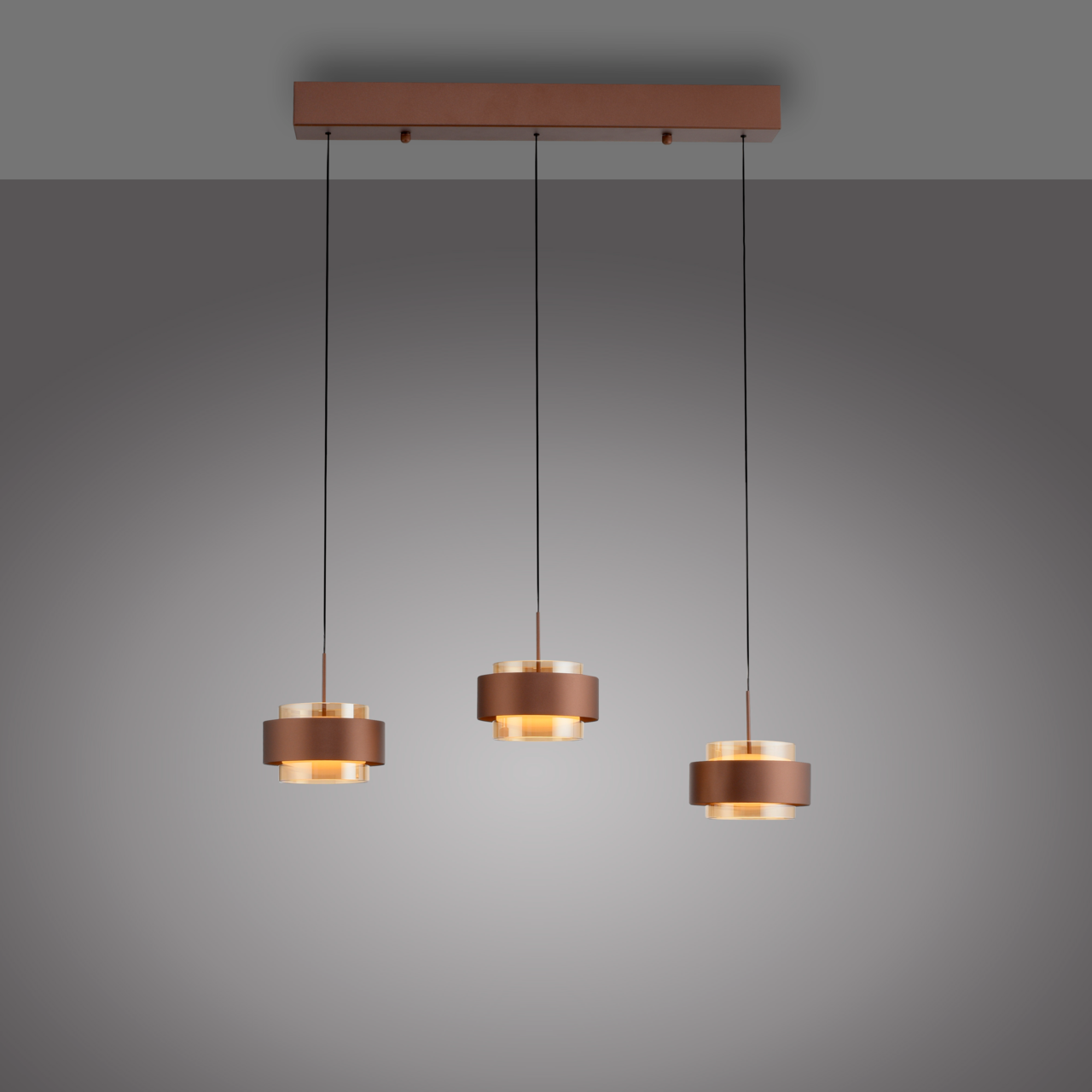 Moderne LED-Hängeleuchte mit drei runden, kupferfarbenen Lampenschirmen, von der Seite betrachtet.
