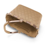 Carrybag Rhombus Ginger in schräger Draufsicht, beige mit Rautensteppung und stabilen Griffen.