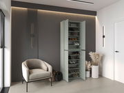 Moderner XXL-Schuh- und Mehrzweckschrank in einem stilvollen Raum, frontal betrachtet, mit offenen Türen und mehreren Regalböden für Schuhe und Aufbewahrung.