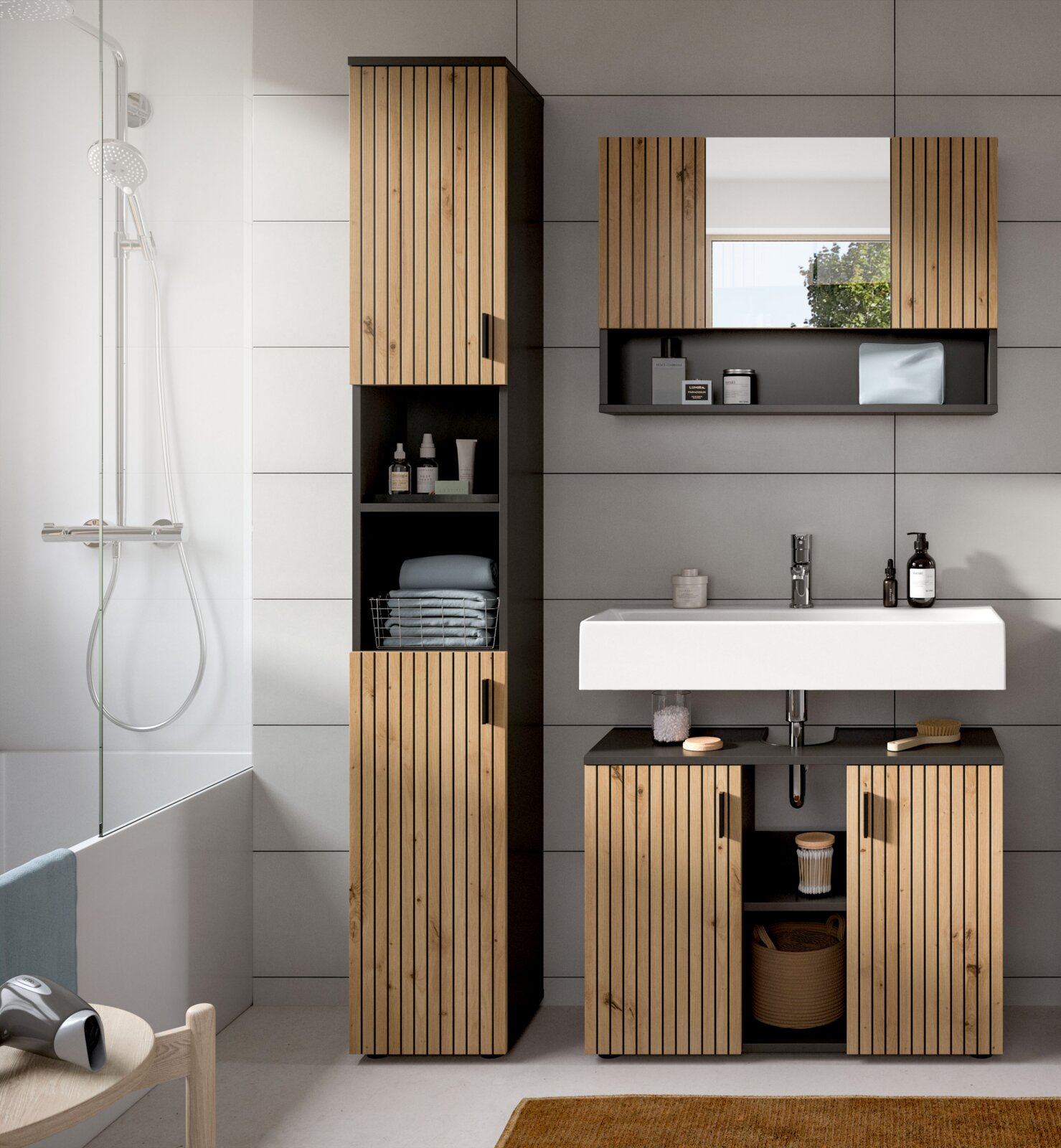 Modernes Badezimmermöbel-Set mit Waschtischunterschrank, hohem Hochschrank und Spiegelschrank in Holz-Lamellenoptik mit schwarzen Akzenten, frontal aus leicht seitlicher Perspektive aufgenommen