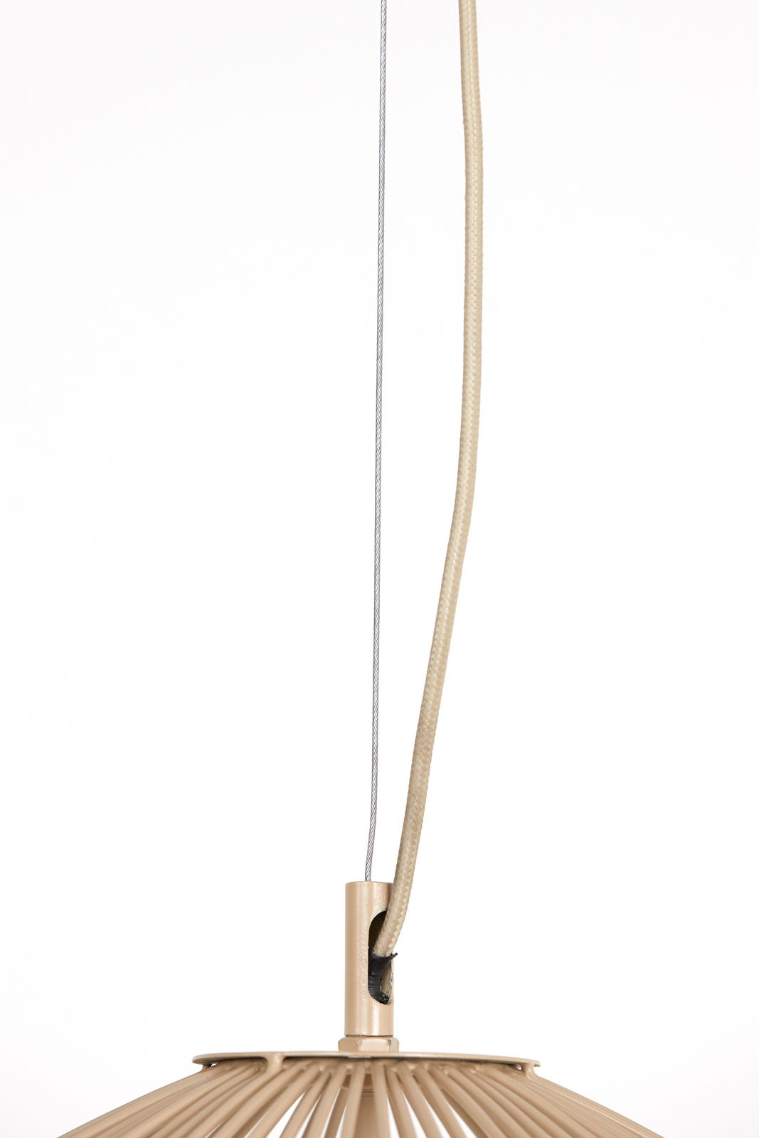 Nahaufnahme einer Hängeleuchte mit beige-farbenem Kabel und Metallaufhängung, von unten fotografiert.