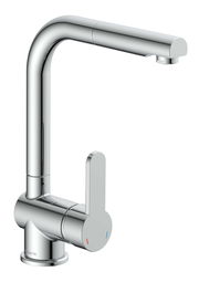 Moderne Spültischarmatur aus Chrom in seitlicher Perspektive