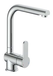 Moderne Spültischarmatur aus Chrom in seitlicher Perspektive