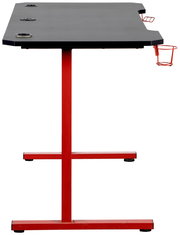 Seitenansicht eines Gaming Tisches mit schwarzer Tischplatte und rotem Metallgestell, ausgestattet mit Getränkehaltern.