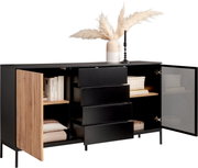 Modern dressoir met open deuren, met planken waarop boeken en manden staan, en lades in het midden. Versierd met een vaas en gedroogde bloemen. Aanzicht van voren.