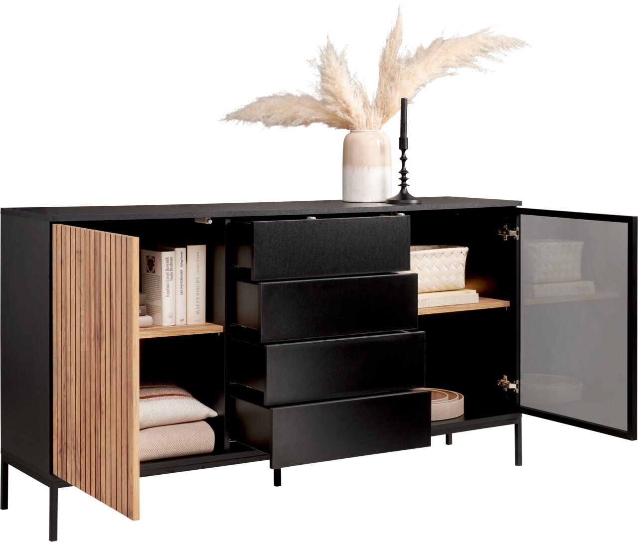 Modern dressoir met open deuren, met planken waarop boeken en manden staan, en lades in het midden. Versierd met een vaas en gedroogde bloemen. Aanzicht van voren.
