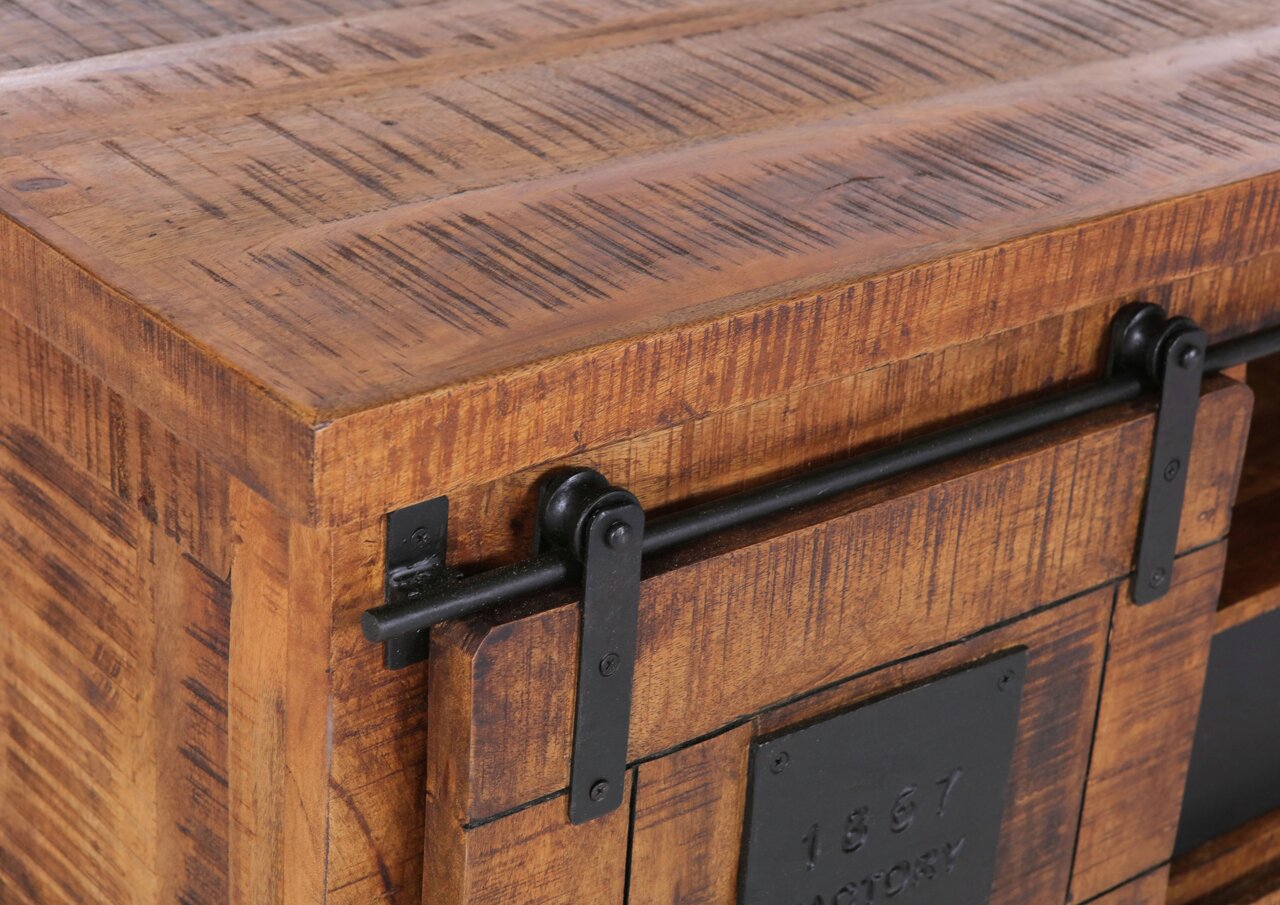 Nahaufnahme eines rustikalen TV-Lowboards aus Holz mit Metallbeschlägen, seitliche Perspektive