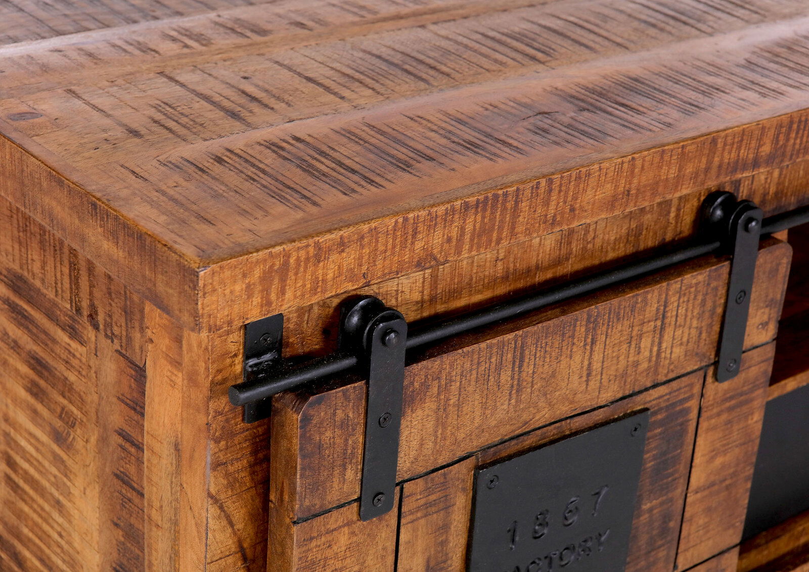 Nahaufnahme eines rustikalen TV-Lowboards aus Holz mit Metallbeschlägen, seitliche Perspektive