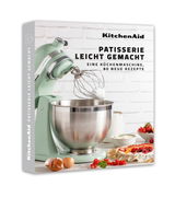Küchenmaschine in Pastellgrün mit Rührschüssel und Schneebesen, umgeben von Backzutaten und Gebäck, auf dem Cover eines Backbuchs mit dem Titel 'Patisserie leicht gemacht'. Perspektive: leicht schräg von vorne.