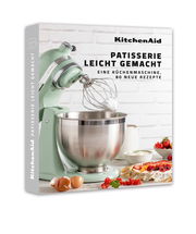 Küchenmaschine in Pastellgrün mit Rührschüssel und Schneebesen, umgeben von Backzutaten und Gebäck, auf dem Cover eines Backbuchs mit dem Titel 'Patisserie leicht gemacht'. Perspektive: leicht schräg von vorne.