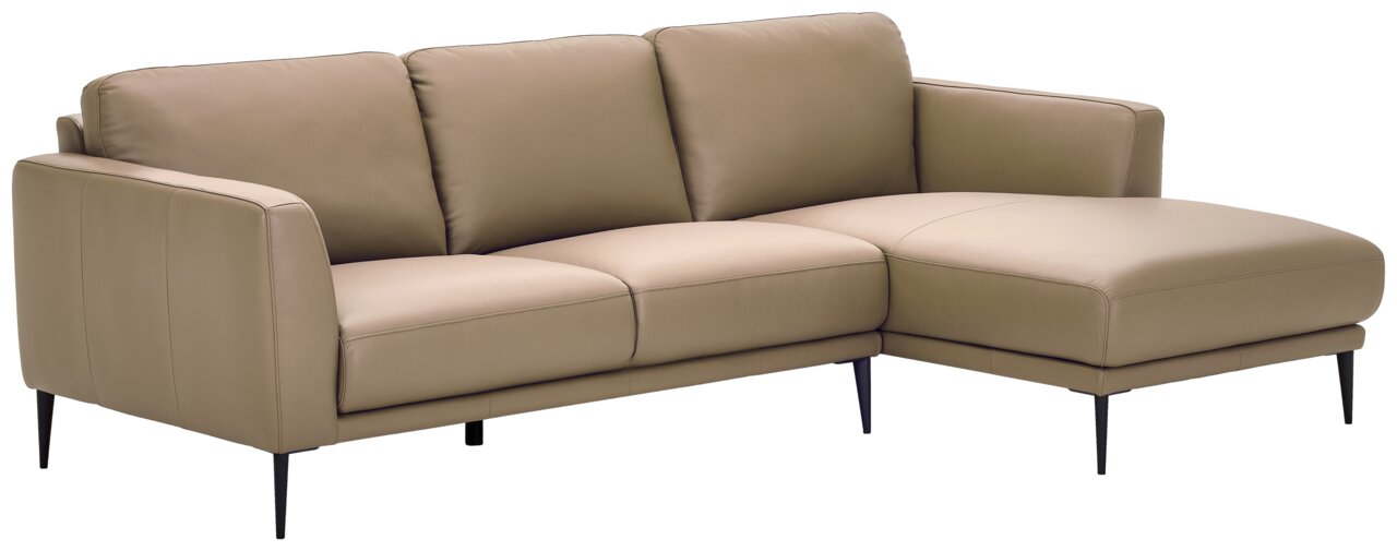 Beige Longchairkombination mit rechter Armlehne, dreisitzig, aus Leder, auf schwarzen Metallfüßen, Perspektive von vorne links