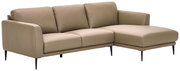 Beige Longchairkombination mit rechter Armlehne, dreisitzig, aus Leder, auf schwarzen Metallfüßen, Perspektive von vorne links
