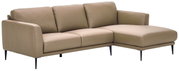 Beige Longchairkombination mit rechter Armlehne, dreisitzig, aus Leder, auf schwarzen Metallfüßen, Perspektive von vorne links