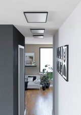 Moderne LED-Deckenleuchte ROVITO in einem Flur, aus seitlicher Perspektive betrachtet.