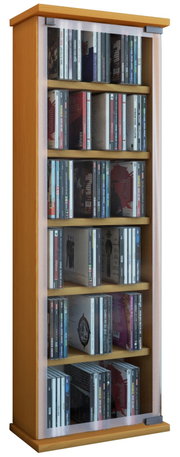 Schmales CD-Regal aus hellem Holz mit Metallrahmen und transparenter Front, gefüllt mit CDs; frontale Ansicht leicht schräg von links.