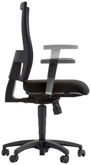 Seitenansicht eines schwarzen Drehstuhls mit verstellbaren Armlehnen und Netzrückenlehne.