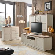 Wohnzimmermöbel-Set in heller Holzoptik mit TV-Lowboard, Sideboard und Vitrine, seitliche Perspektive