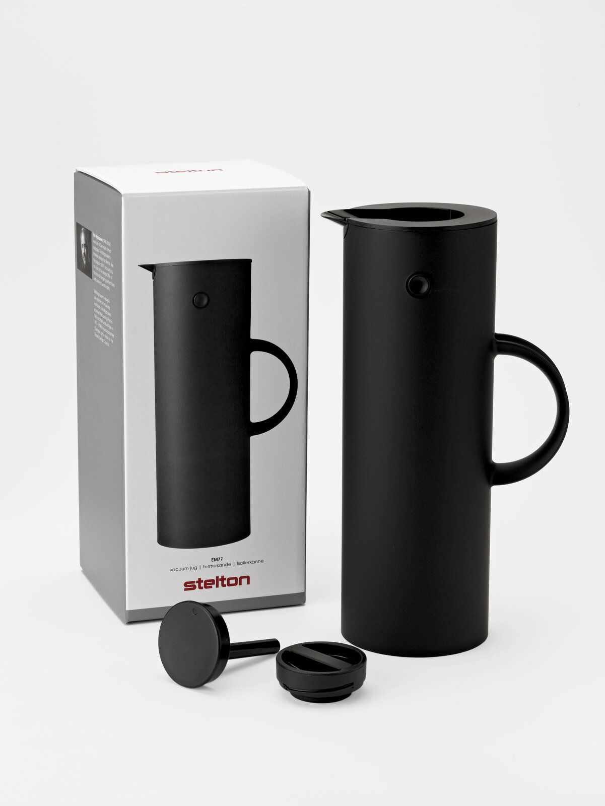Schwarze Isolierkanne mit abgerundeter Form und Griff, abgebildet aus einer leicht seitlichen Perspektive neben ihrer Verpackung.