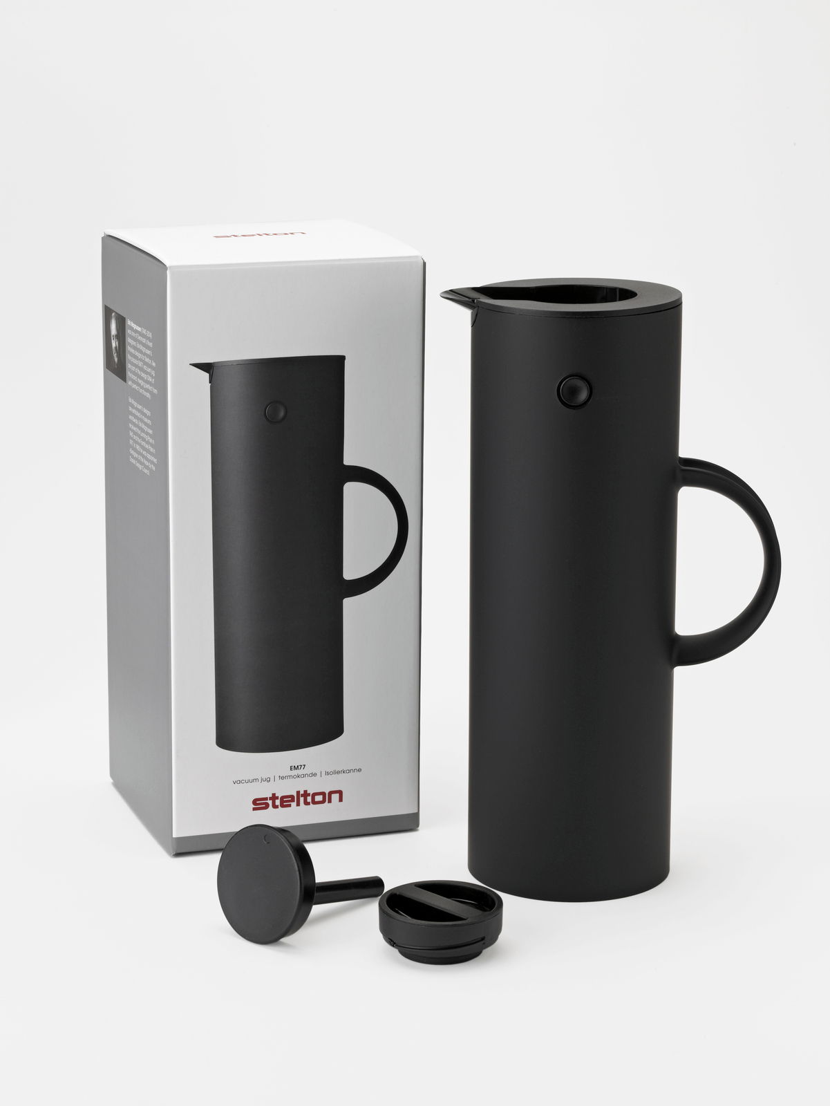 Schwarze Isolierkanne mit abgerundeter Form und Griff, abgebildet aus einer leicht seitlichen Perspektive neben ihrer Verpackung.