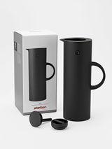 Schwarze Isolierkanne mit abgerundeter Form und Griff, abgebildet aus einer leicht seitlichen Perspektive neben ihrer Verpackung.