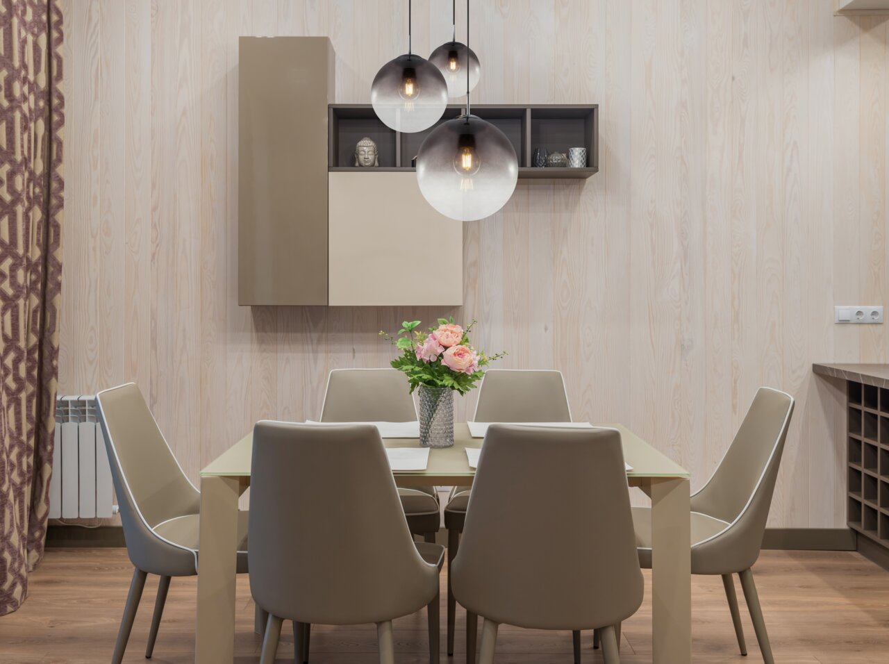 Globo Lighting Hängeleuchte VARUS Moderne Hängeleuchte mit drei runden, rauchgrauen Glaskugeln über einem Esstisch, seitliche Perspektive.