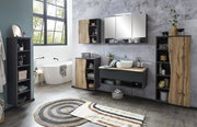 Modernes Badezimmer mit Midischrank in Holzoptik, seitliche Perspektive