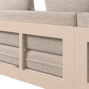 Nahaufnahme eines Lounge-Sets mit beigem Stoffbezug und hellem Holzrahmen, seitliche Perspektive.
