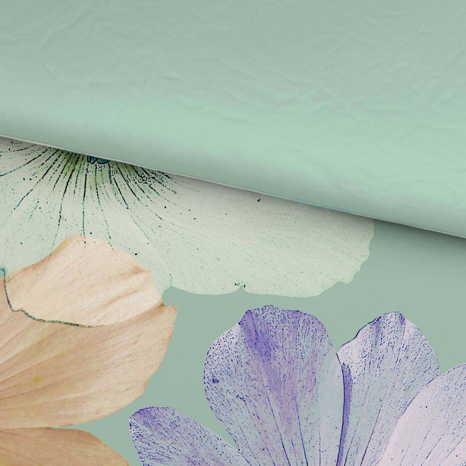Nahaufnahme einer Wende-Bettwäsche mit floralen Mustern in Pastellfarben auf mintgrünem Hintergrund, von oben betrachtet.