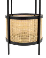Nahaufnahme eines Beistelltisches mit schwarzem Metallrahmen und geflochtenem Rattan-Design.