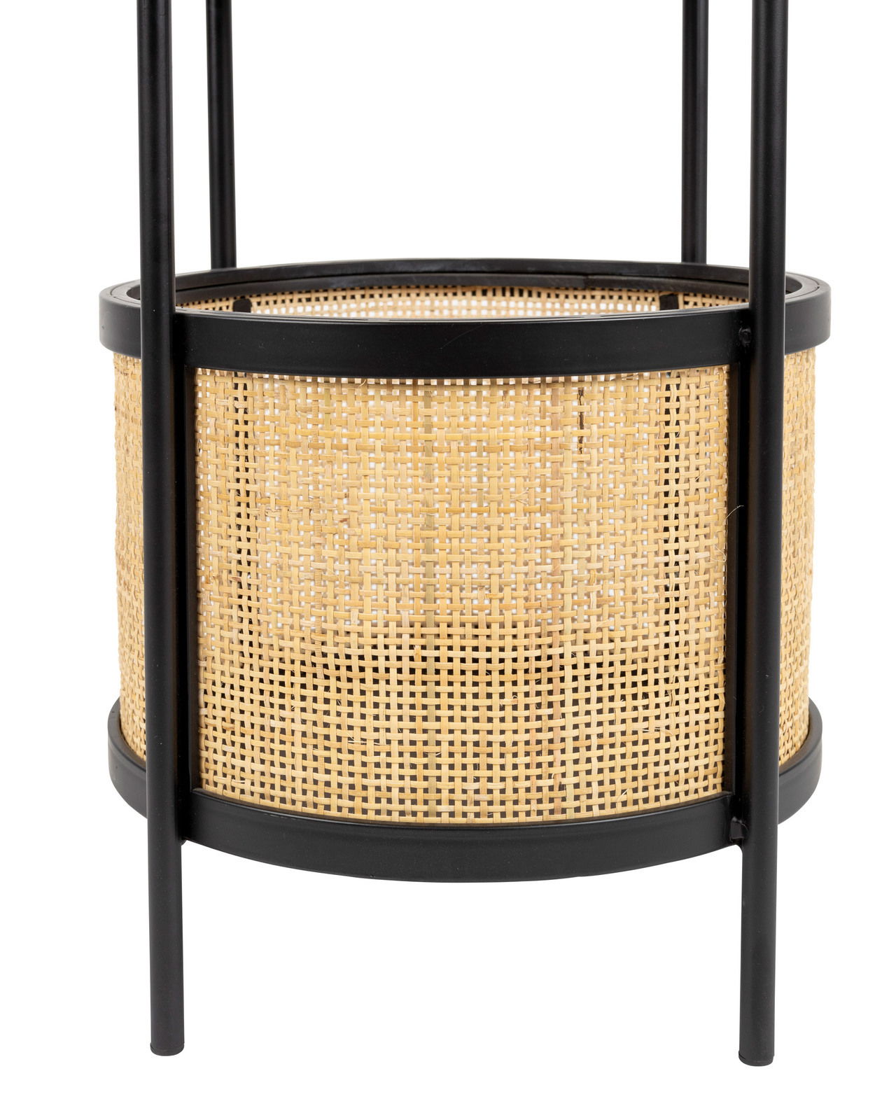 Nahaufnahme eines Beistelltisches mit schwarzem Metallrahmen und geflochtenem Rattan-Design.