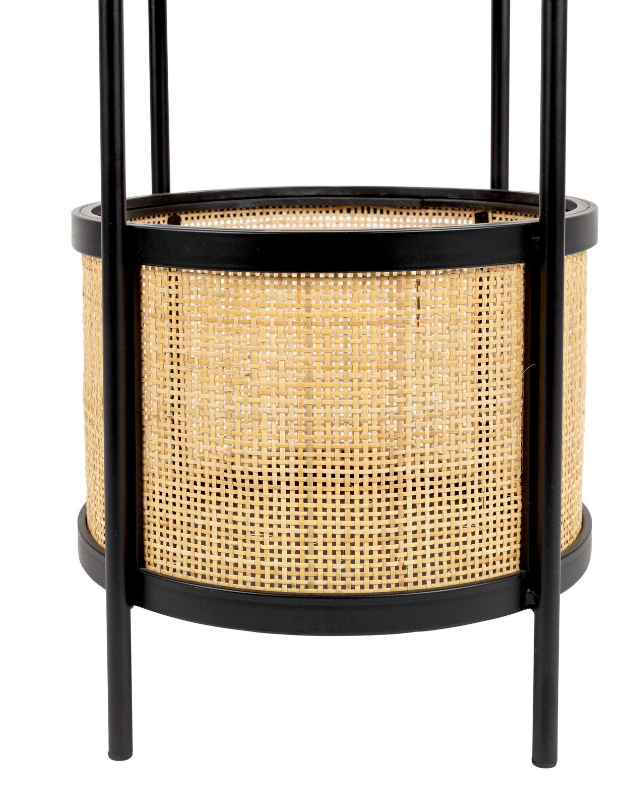 Nahaufnahme eines Beistelltisches mit schwarzem Metallrahmen und geflochtenem Rattan-Design.
