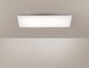 Rechteckige, flache LED-Deckenleuchte mit weißer, opaler Abdeckung an einer hellen Decke, Ansicht von unten (Untersicht).