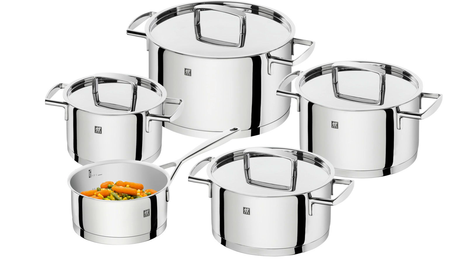 Fünfteiliges Topfset aus Edelstahl, bestehend aus vier Töpfen mit Deckeln und einer Stielkasserolle, aus der Vogelperspektive fotografiert.