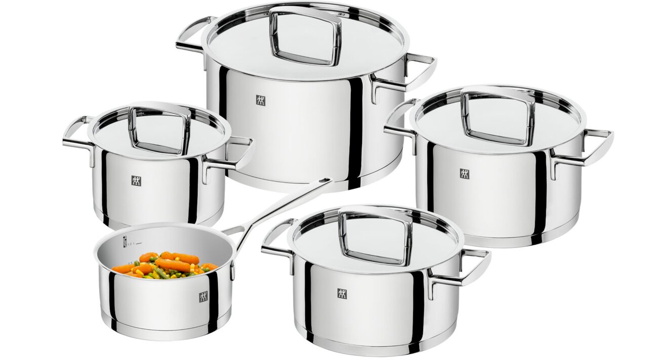 Fünfteiliges Topfset aus Edelstahl, bestehend aus vier Töpfen mit Deckeln und einer Stielkasserolle, aus der Vogelperspektive fotografiert.