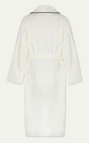 Rückansicht eines weißen Bademantels mit Schalkragen und Gürtel