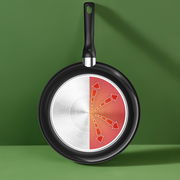 Keramik-Schmorpfanne mit 24 cm Durchmesser, Ansicht von oben, auf grünem Hintergrund.